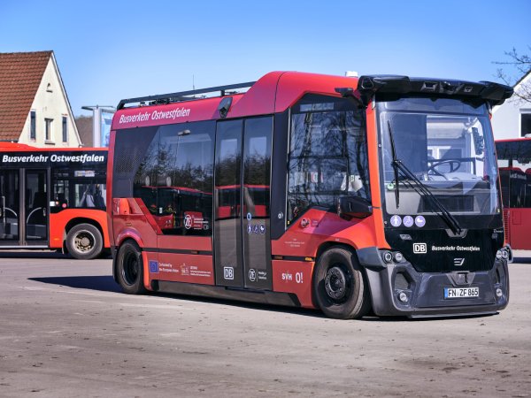 Dieser elektrisch betriebene, autonom fahrende Kleinbus des Herstellers ZF Friedrichshafen ist ab kommender Woche auf den Straßen in Herford im Testbetrieb unterwegs. - © Deutsche Bahn AG