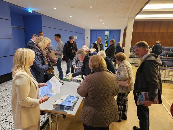 Die Stadt Lage will das Ehrenamt fördern und hatte zu einem Info-Abend ins Schulzentrum eingeladen. Dort gab es einen Überblick, wo und wie man Fördergeld bekommen kann. Die Broschüren von NRW-Stiftung, Stadt Lage und Lippischem Heimatbund waren gefragt. - © Astrid Sewing