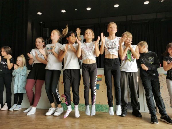Gute Stimmung bei der Ferienspiel-Abschluss-Feier. - © Sylvia Frevert
