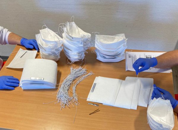 Aus einem Bausatz bestehend aus Filterbogen, zwei Fäden und einem Stück Blech entstehen Mund-Nasen-Schutze. - © Maltheser Hilfsdienst/ Kreis Lippe