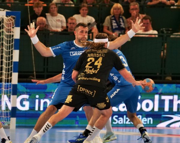 Um Jan Brosch macht auch der dreimalige Welthandballer Mikkel Hansen lieber einen großen Bogen. - © Jörg Hagemann