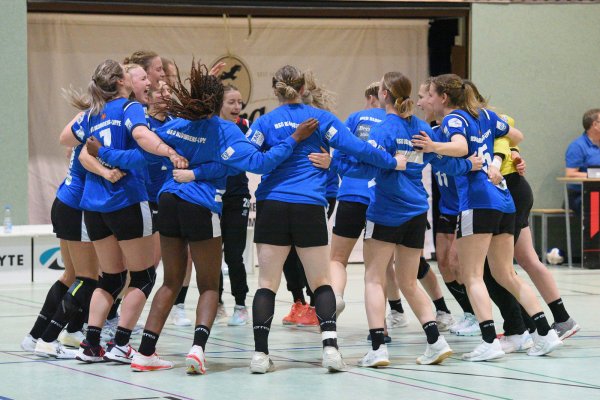 Die HSG Blomberg-Lippe feiert den Punktgewinn in Metzingen. - © Eibner-Pressefoto