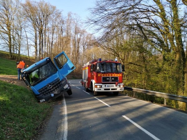 Unfall auf der Alverdisser Straße bei Humfeld. - © Feuerwehr Dörentrup