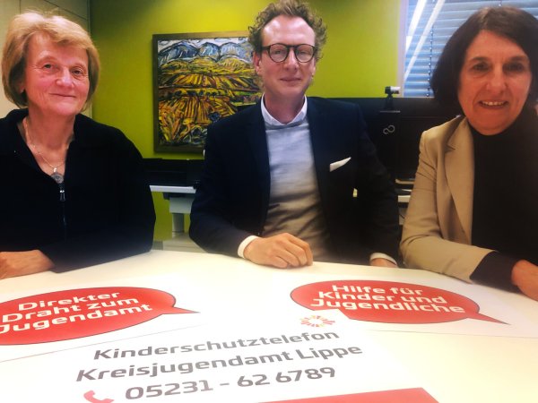 Sie stellen das Kinderschutztelefon vor (von links): Birgit Piltman, Leiterin des Fachgebiets Soziale Dienste, Verwaltungsvorstand Dr. Olaf Peterschröder und Ulrike Glathe, Leiterin des Fachbereichs Jugend und Familie. - © Martin Hostert