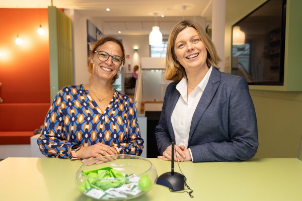 Friederike Müller (links) und Esther Rosenbrock vom Familien.Info.Treff der Stadt Detmold. - © Torben Gocke