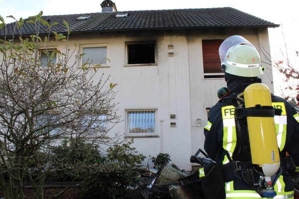Die Feuerwehr löscht im November 2020 einen Küchenbrand in einem Mehrparteienhaus am Obernberg in Bad Salzuflen. Der Bewohner konnte sich selbst in Sicherheit bringen. - © Tobias Nordmeyer / Feuerwehr Bad Salzuflen