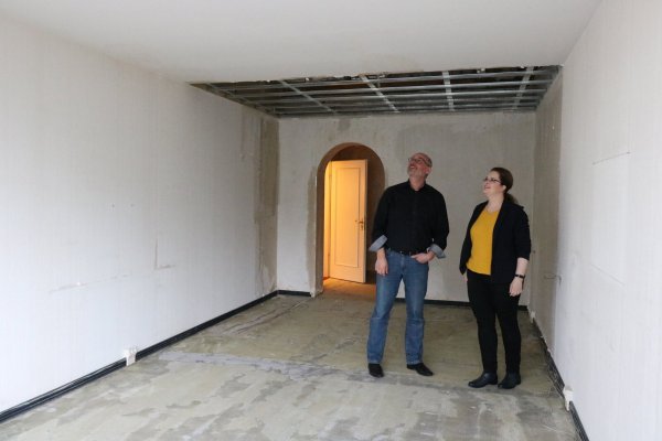 Swetlana Lenger und Michael Sasse stehen in einer Suite im Kurpark-Hotel der Lengers, die über die Wintermonate renoviert wird. - © Alexandra Schaller