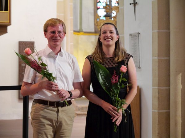 Beeindruckende Harmonie von Flöte und Orgel: Flötistin Verena Beatrix Schulte und Organist Sebastian Freitag erhalten viel Applaus. - © Thomas Krügler