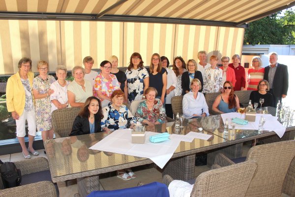 Stellten sich gern zum Erinnerungsfoto: sitzend (von links) Kim Becker, Ursula Borsdorf, Brigitte Fleischer, Nina Pambor, Christiane Pemeyer und Renate Krietenstein sowie (stehend von links) Gisela Schinkel, Gerda Dröge, Christiane Beckmann, Margareta Zantow, Inken Freudenberg, Beate Graf, Katja Rihl, Antje Erz, Sandra Balfanz, Anke Metting, Rita Steinmann, Silvia Anders, Marlies Kröger, Elisabeth Krietenstein, Erika Spellmeyer, Erika Pemeyer, Ulla Brüntrup sowie der Hauptmann-Stellvertreter, Rottmeister Detlef Heyer. - © Udo Zantow