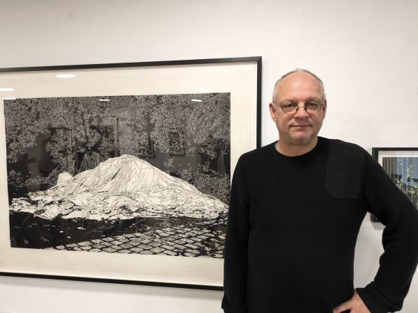 Der Künstler Philipp Hennevogl neben einem seiner Bilder. - © Heike Kreienmeier