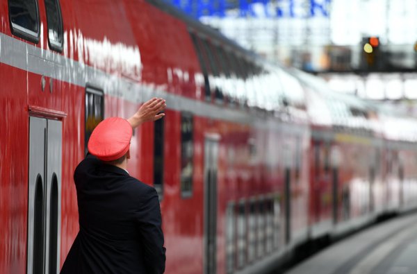 Zugbegleiter sind nach Zahlen der Eisenbahngewerkschaft EVG immer öfter Gewalt ausgesetzt. - © dpa