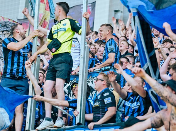 "Hüne auf den Zaun": Uwe Hünemeier feiert nach Spielschluss ausgelassen mit den Fans auf der Südtribüne. - © Besim Mazhiqi