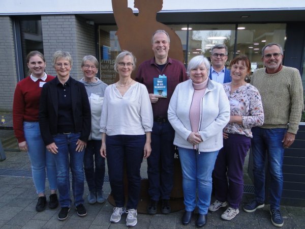 Madeleine Biermann (von links), Roswitha Heinz, Elisabeth Knuth, Michaela Jahnke-Witter, Dr. Hans Jacobs, Brigitte Herrmann, Michael Biermann, Margarete Wißmann und Klaus Landrock vom Förderverein der Stadtbücherei Lage. - © Förderverein Stadtbücherei Lage