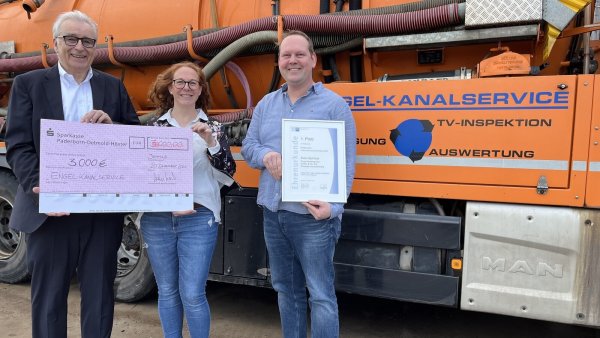 Volker Steinbach (links) gratuliert Rebecca und Sven Spintzyk zur erfolgreichen Unternehmensnachfolge. - © IHK Lippe
