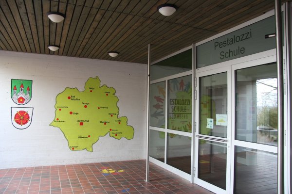 Durch die Türen der Pestalozzischule in Blomberg gehen normalerweise Schülerinnen und Schüler aus insgesamt 14 Kommunen. Dafür finanziell Sorge tragen bislang allerdings nur drei: Blomberg, Lügde und Schieder-Schwalenberg. - © Seda Hagemann