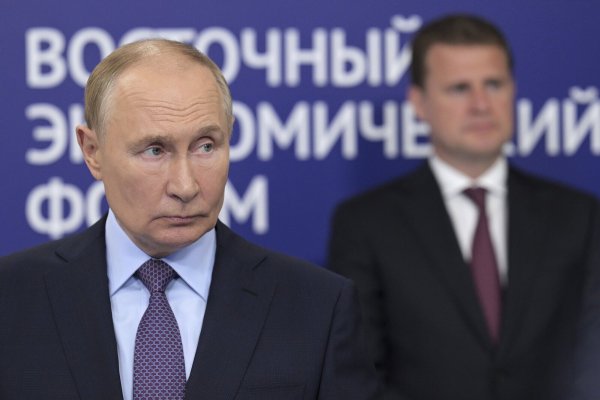 Wladimir Putin (l.) am Rande des Östlichen Wirtschaftsforums in Wladiwostok. - © ALEXEI NIKOLSKY