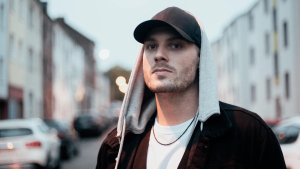 DJ POK gilt als der deutsche Global Bass-Papst und ist bekannt für seinen Hitradar mit den Sounds von morgen. - © Fabian Schefers