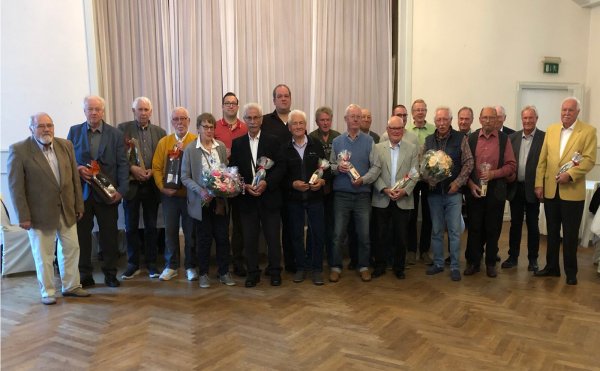 Ausgezeichnet: Für ihr besonderes ehrenamtliches Engagement sprach der Vorsitzende des Heimat- und Verkehrsvereins Pivitsheide VH, Hans-Dieter Buckoh, vielen Mitgliedern seinen großen Dank aus. - © Friedrich Diekhof