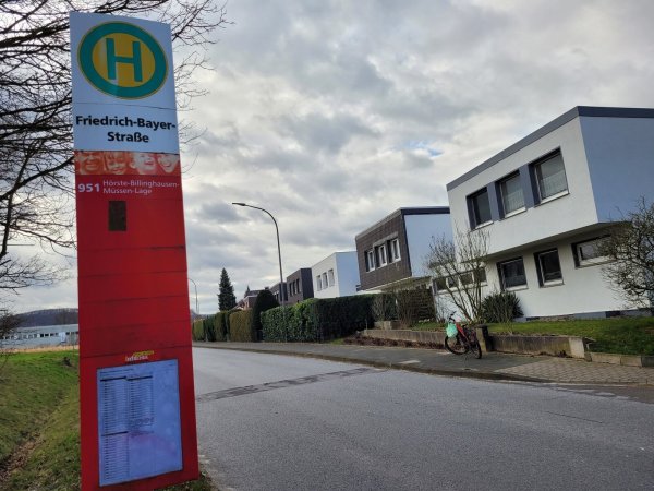 Oberhalb fehlt ein Stück Radweg an der Friedrich-Bayer-Straße in Richtung Hellweg. Ab der Einmündung Hiddentruper Straße gibt es bereits ein Stück Radweg, das allerdings nicht in gutem Zustand ist. - © Nadine Uphoff