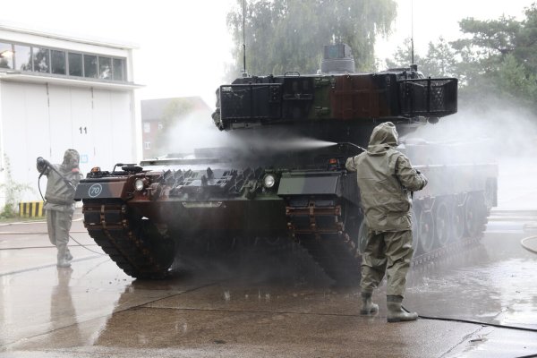 Schwerstarbeit: Soldaten des ABC-Abwehrbataillons 7 demonstrieren während einer Weiterbildung in Augustdorf die Dekontamination eines Kampfpanzers Leopard 2. - © Bundeswehr / Markus Urban