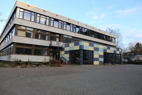 Der Schulhof des Leopoldinums könnte dringend mal eine Aufhübschung vertragen. - © Alina Hetland(LZ)