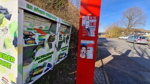 Neben der Bushaltestelle an der Ecke Wienkestraße/Holstenhöfener Straße hat jemand Altkleidercontainer aufgestellt, ohne sie anzumelden. Die Stadt hat die beiden Klappen jetzt versiegelt. - © Marianne Schwarzer