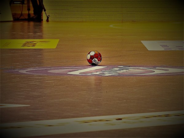 In der Phoenix-Contact-Arena darf weiterhin Erstliga-Handball angepfiffen werden. - © Jörg Hagemann