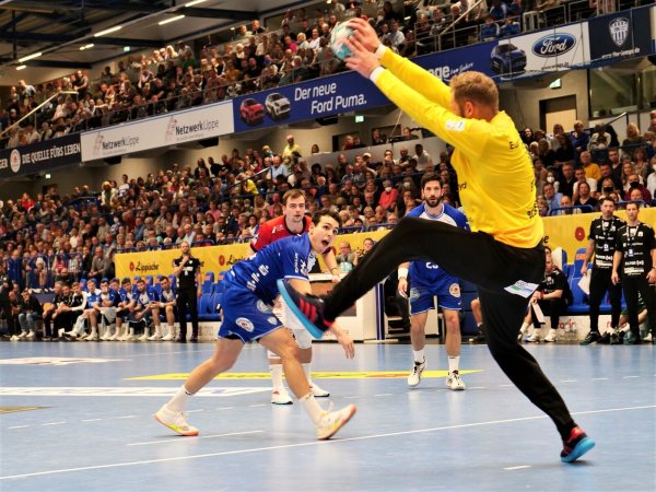 Und plötzlich klappt auch das nicht mehr: Nachdem Samuel Zehnder fünf Siebenmeter sicher versenkt hatte, schnappte Jogi Bitter beim sechsten Versuch zu und fing den Ball. Foto: Jörg Hagemann - © Jörg Hagemann
