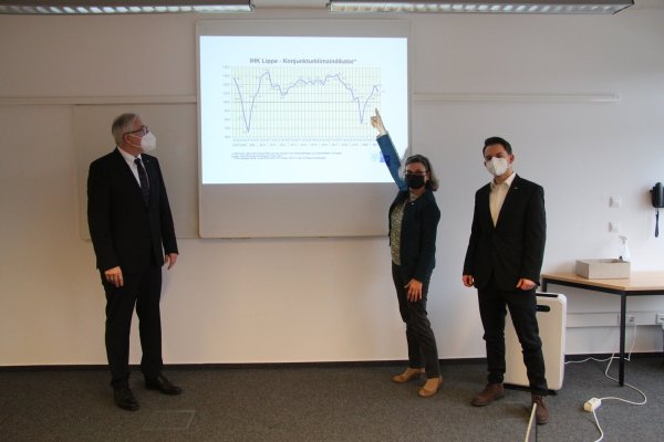 IHK-Präsident Volker Steinbach, Geschäftsführerin Maria Klaas, Referent Timm Marvin Lönneker (von links) sowie Hauptgeschäftsführer Stefan Sievers haben den von Corona geprägten Bericht zur Konjunkturlage vorgelegt. - © Dieter Asbrock