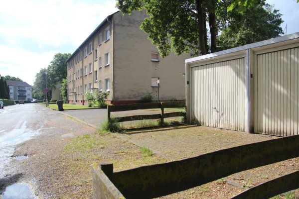 In der Ahornstraße stehen zwei große Mehrfamilienhäuser fast leer; sie sollen abgerissen werden. Bis Ende Januar hat eine der letzten Mieterinnen noch Zeit auszuziehen. - © Cordula Gröne(LZ)
