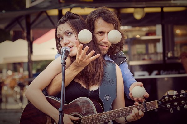 Cortes Young jongliert beim Schlagzeugspielen während Felice die gefühlvolle Singer- Songwriterin mit ihrer wundervollen Soulstimme Gänsehaut zaubert. - © wobwerne