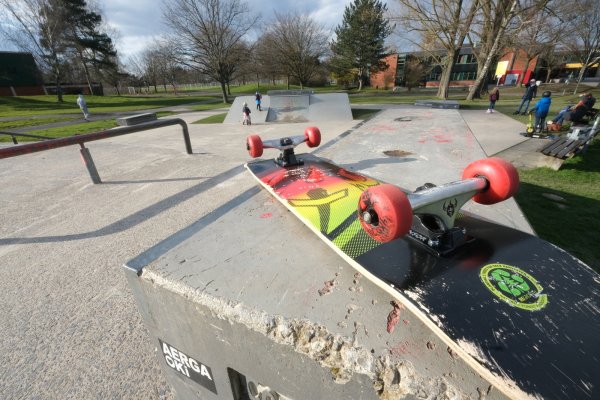 Die Skate-Anlage am Schulzentrum Mitte besteht zurzeit nur aus zwei Rampen. Sie soll deutlich erweitert werden und das Ensemble mit der Calisthenics-Anlage zu einem Bewegungspark entwickelt werden. - © Sven Koch(LZ)
