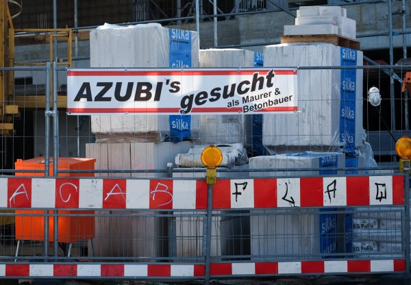 Bundesweit suchen Betriebe im Handwerk und anderen Branchen händeringend nach Auszubildenden, doch viele Lehrstellen bleiben unbesetzt. Obwohl es auch zahlreiche unversorgte Bewerber gibt. - © picture alliance