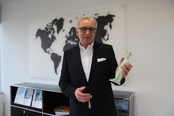 So standfest wie Hermann ist Lippes Wirtschaft: Volker Steinbach, Präsident der Industrie- und Handelskammer Lippe zu Detmold, blickt optimistisch ins Jahr 2021. - © Silke Buhrmester
