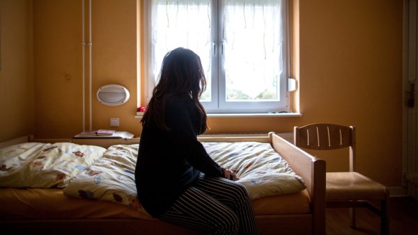 Flucht ins Frauenhaus: Vier Mal rettete sich Sabrina mit ihrer Tochter in verschiedene Einrichtungen – auch, weil sie sich einen längeren Aufenthalt in der Sicherheit nicht leisten konnte. - © dpa