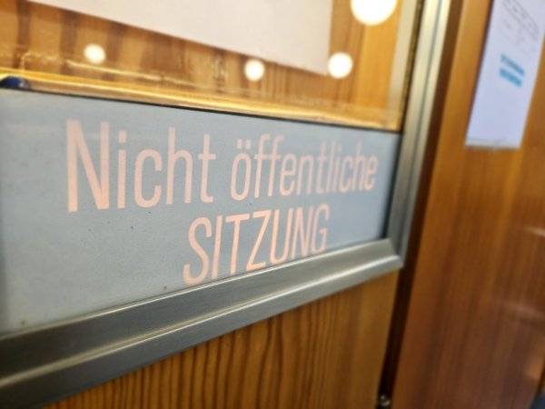 Ein 25-Jähriger aus Lügde hat sich wegen sexueller Übergriffe vor der Großen Jugendkammer verantworten müssen. - © Janet König