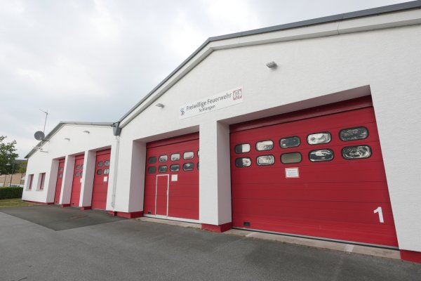 Das Schlänger Feuerwehrgerätehaus war früher die Wagenhalle der Straßenbahn. Entsprechend schlecht ist es gedämmt. - © Jost Wolf