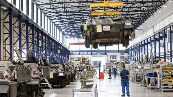 Ein Panzer vom Typ Marder schwebt in der Fertigungshalle von Rheinmetall. - © picture alliance/dpa