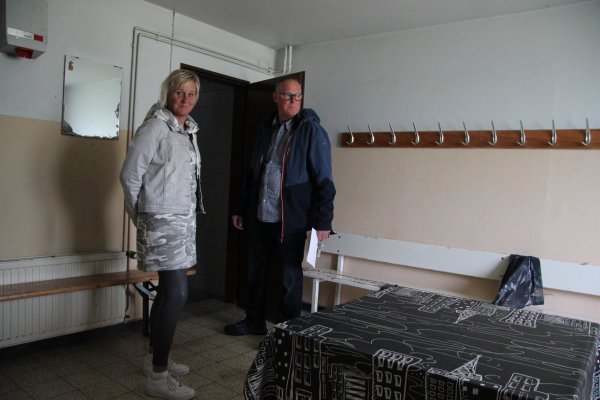 Mira Hahnheide und Benno Beermann vom VfL Lieme in einer der Umkleidekabinen. - © Foto: Katrin Kantelberg
