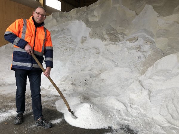Christian Sollgan vom städtischen Bauhof an der Herforder Straße checkt die Salzvorräte. Bislang war der Winter entspannt, wie der kaum kleiner gewordene 300-Tonnen-Berg verrät.  - © Till Brand