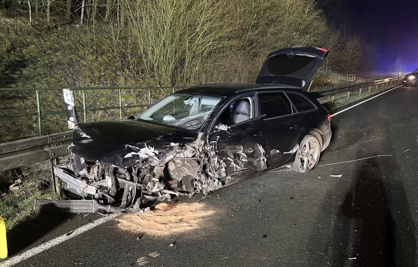 Beide Autos sind komplett demoliert - auf dem Foto ist eins davon zu sehen. - © Freiwillige Feuerwehr Lemgo