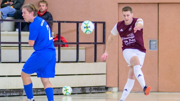 Falk Rosenke von der SpVg Hagen-Hardissen nimmt im Spiel gegen den Bezirksligisten SVE Jerxen-Orbke Maß, dessen Spieler Max Weiler dreht sich ab. - © Egon Penner