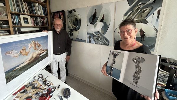 Karin Oestreich hat sich zu ihrem aktuellen Lieblingsbild im Hintergrund an der Wand von der Skulptur "Justine" von Tony Cragg inspirieren lassen. Ihr Ehemann Günter Schulz zeigt sein derzeitiges Lieblingsbild "Geburt der Venus" von Alexandre Cabanel. - © Alexandra Schaller