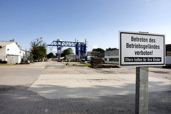 Die Produktion im Betonwerk Vorderbrüggen ruht seit einigen Monaten. Den Geschäftsbetrieb und die Maschinen hatte im vergangenen Jahr das Unternehmen fdu aus Georgsmarienhütte aufgekauft. Dann aber brach die Baukonjunktur ein. - © Roland Thöring