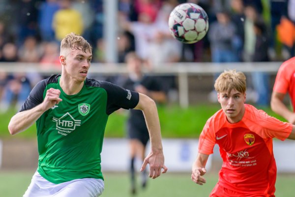 Volle Konzentration - Vor dem Spielabbruch kämpfen der Oerlinghauser Tim Witte (links) und sein Detmolder Gegenspieler Leon Hellmeier um die Ballhoheit. - © Egon Penner