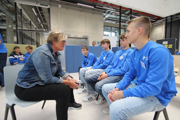 Jugendliche TBV-Spieler - von links: Henry Stüer, Andre Schölpert, Jesper Stange und Lasse Hagensieker - im Gespräch mit Heike Görder, Azubi-Coach am Lüttfeld-Berufskolleg und Mitarbeiterin der "Lippe Bildung". - © Jens Rademacher