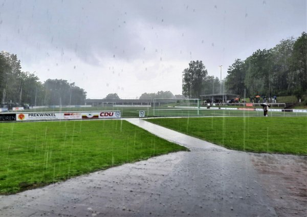 Nichts ging mehr am Nachmittag am Kalkofen: Blitz, Donner und heftiger Regen ließen eine Fortsetzung des Pokalspiels zwischen dem TSV Oerlinghausen und dem Post-TSV Detmold nicht zu. - © Oliver König