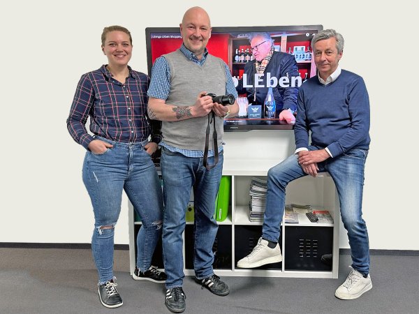 Freuen sich über die lustigen Lemgo-Werbeclips: Elsa Eichholz (Stadtplanung Alte Hansestadt Lemgo), Sebastian Herrmann (Produzent), Wolfgang Jäger (Geschäftsführer Lemgo Marketing) - © Lemgo Marketing