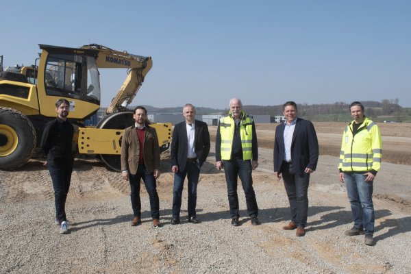 Robin Lauritzen (v.l.), Michi Hermann (beide Amazon), Bürgermeister Heinz-Dieter Krüger, Wirtschaftsförderer Rüdiger Krentz, Bastian Ulbrich (Projektleitung Bremer AG) und Sascha Lettmann (Bremer AG) haben sich die Vorbereitungsarbeiten im Industriepark Lippe angesehen.  - © Stadt Horn-Bad Meinberg