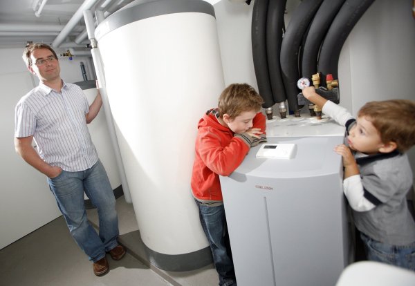 Die Verbraucherzentrale rät Familien, die mit Nachtstrom oder Wärmepumpe heizen, beim Preis ihres Energieversorgers genau hinzuschauen. - © Global Energy Systems/Pixabay